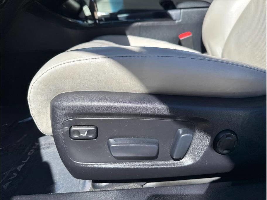 Used 2013 Toyota Avalon Limited image 19