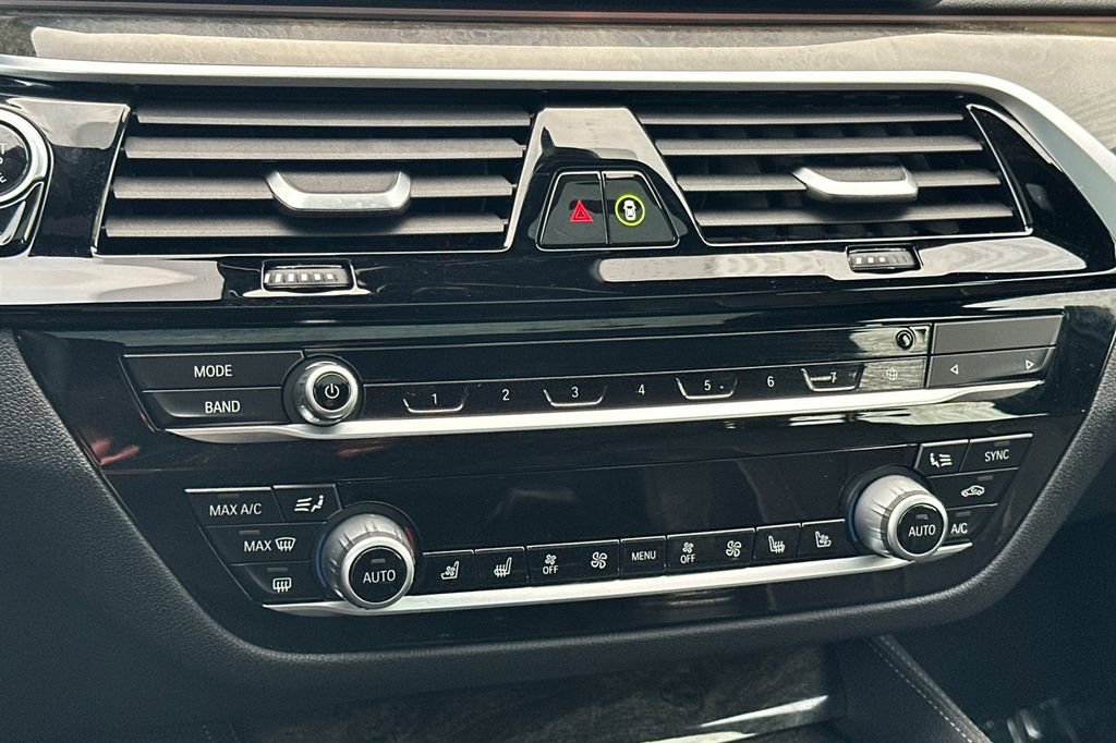 Used 2022 BMW M550i xDrive M550i xDrive w/ Dynamic Handling Package image 23