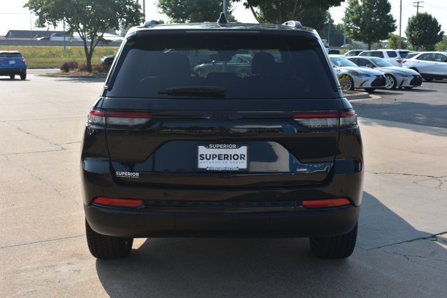 Used 2023 Jeep Grand Cherokee Altitude RWD image 6
