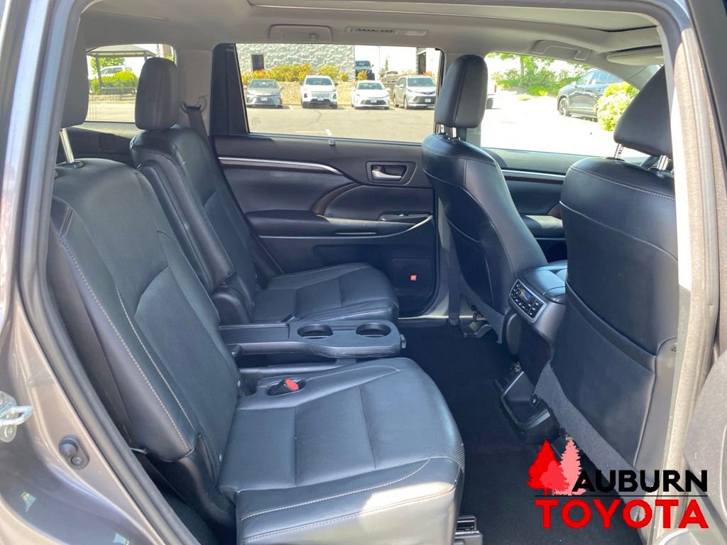 Used 2015 Toyota Highlander Limited Platinum AWD/4WD image 21