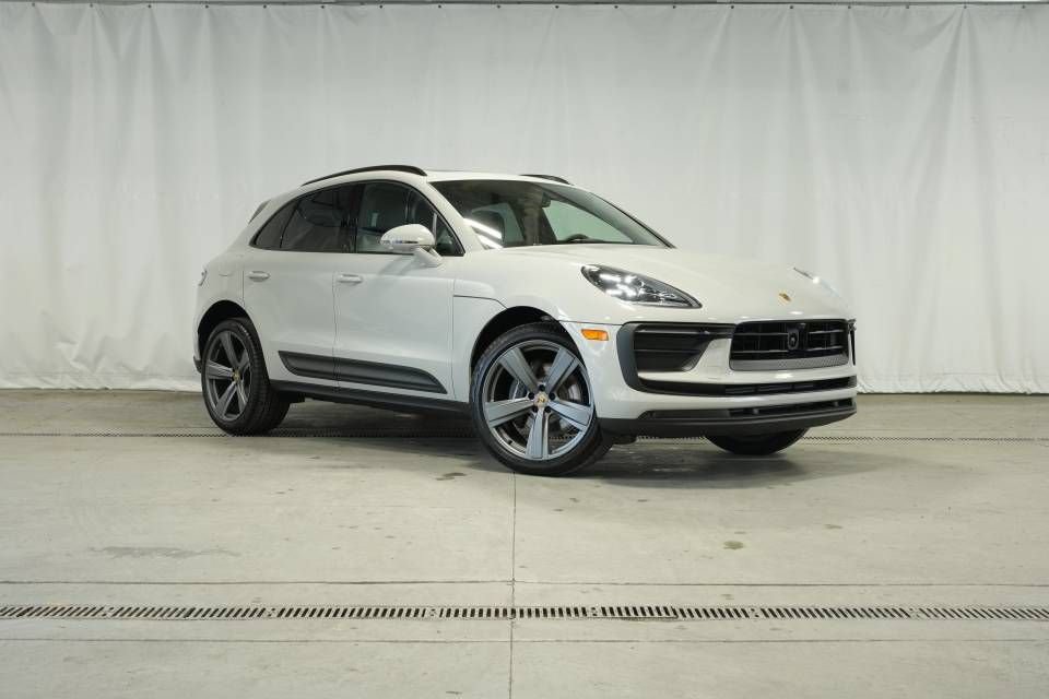 Certified 2026 Porsche Macan AWD/4WD image 9
