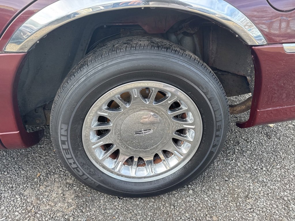 Used 2000 Lincoln Town Car Cartier image 24