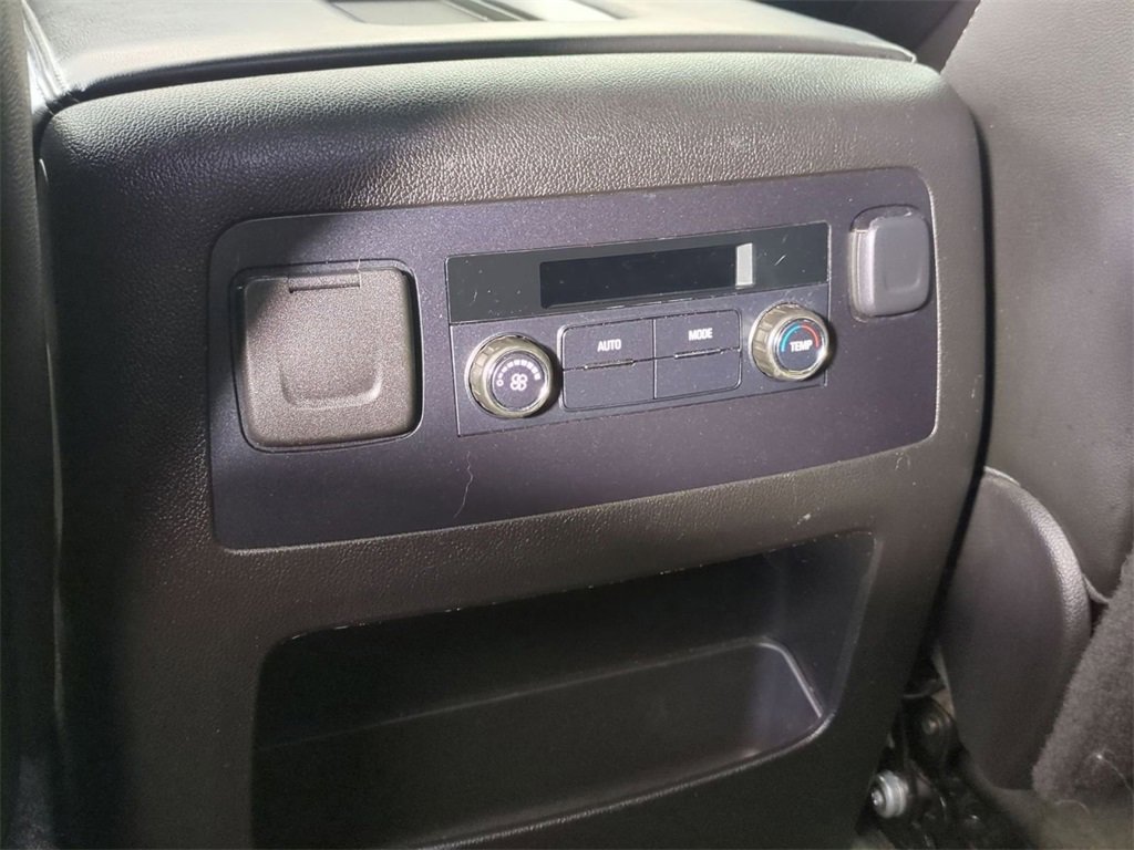 Used 2015 Chevrolet Suburban LT image 20