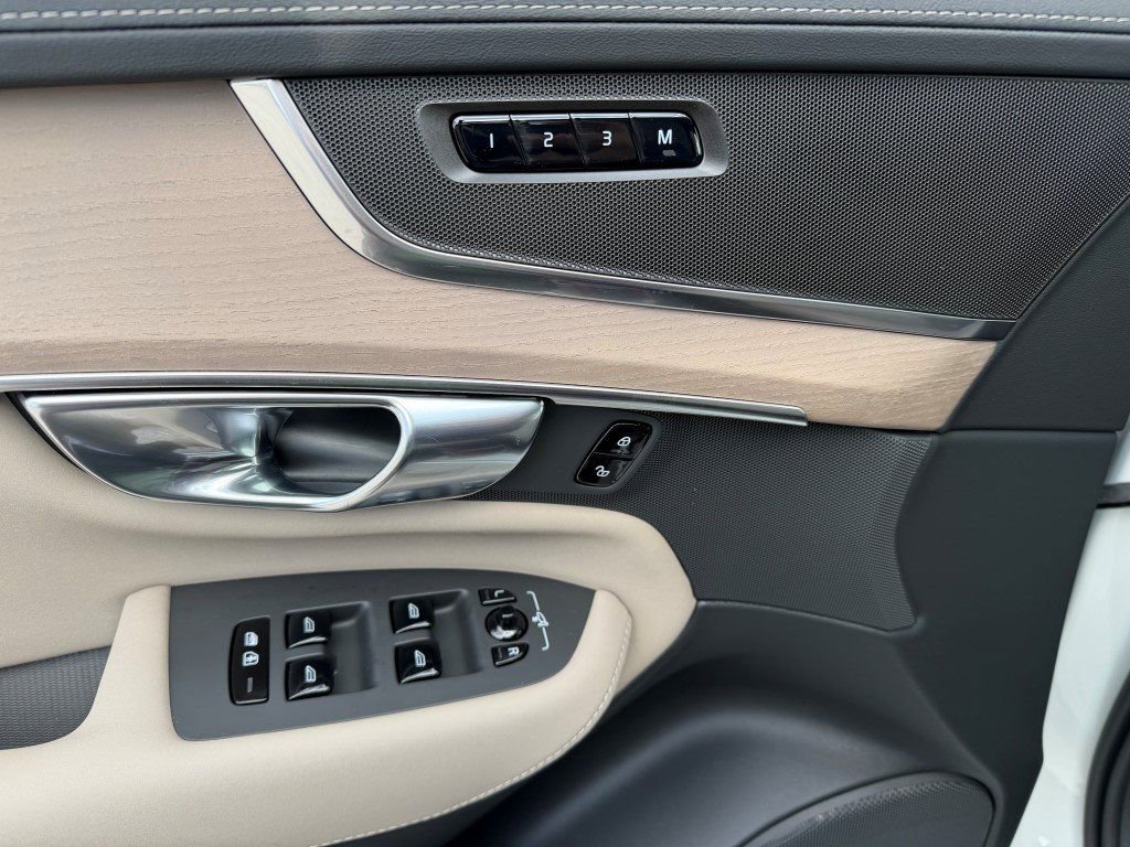 New 2026 Volvo XC90 B6 Plus w/ Protection Package Premier image 16