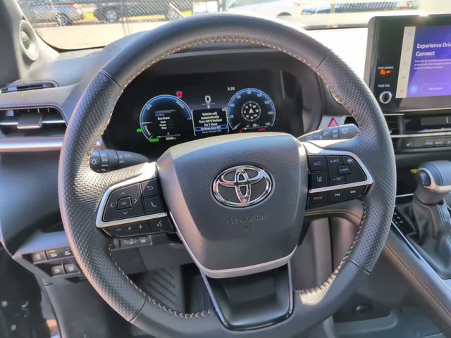 Used 2025 Toyota Sienna XLE Woodland Edition image 23