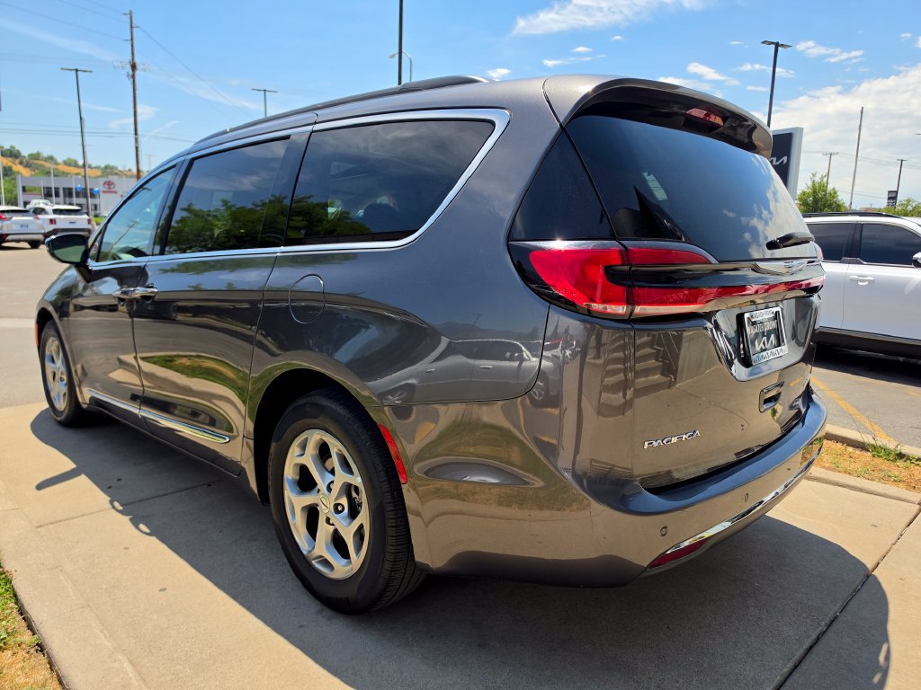 Used 2023 Chrysler Pacifica Limited FWD image 7