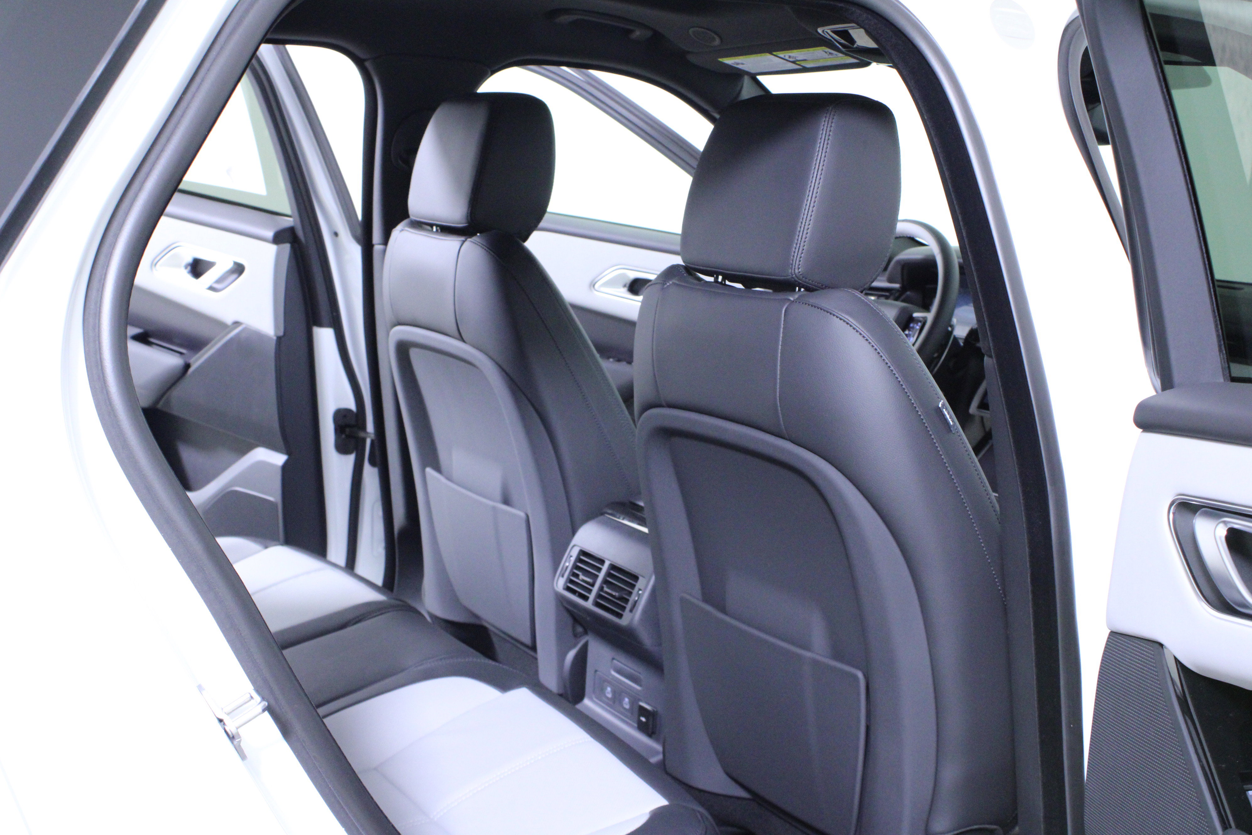 New 2026 Land Rover Range Rover Velar Dynamic SE image 11