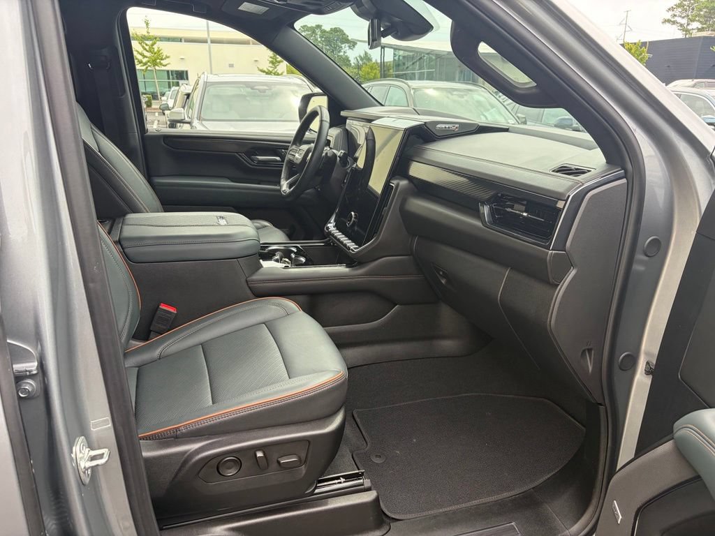Used 2025 GMC Yukon AT4 AWD/4WD image 11