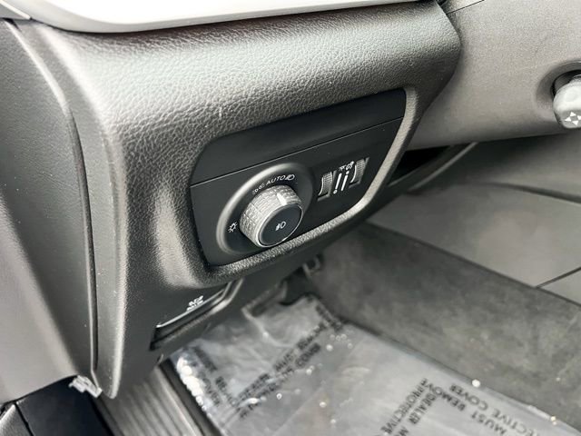 Used 2023 Jeep Grand Cherokee Limited w/ Luxury Tech Group II image 13