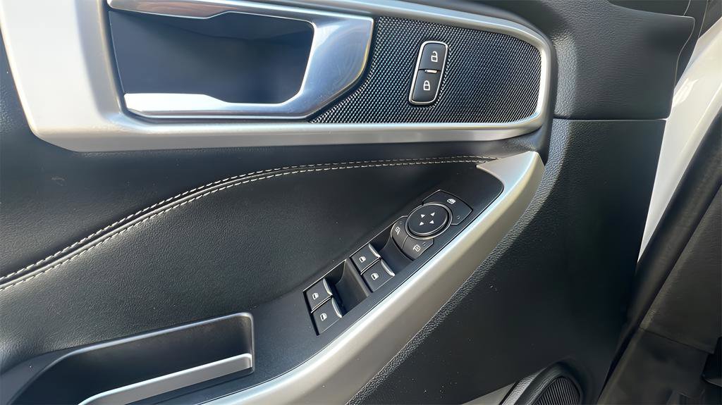 Used 2022 Ford Explorer XLT image 16