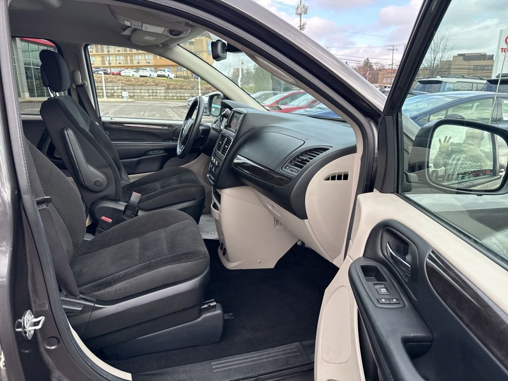 Used 2019 Dodge Grand Caravan SE w/ UConnect Hands-Free Group image 8