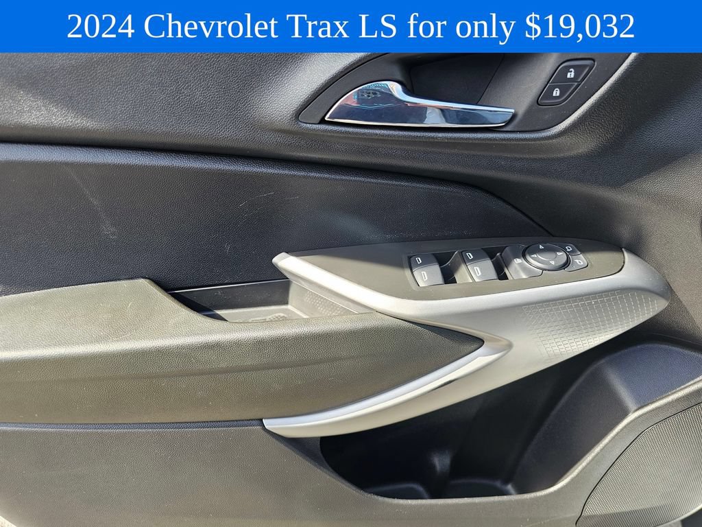 Used 2024 Chevrolet Trax LS FWD image 21