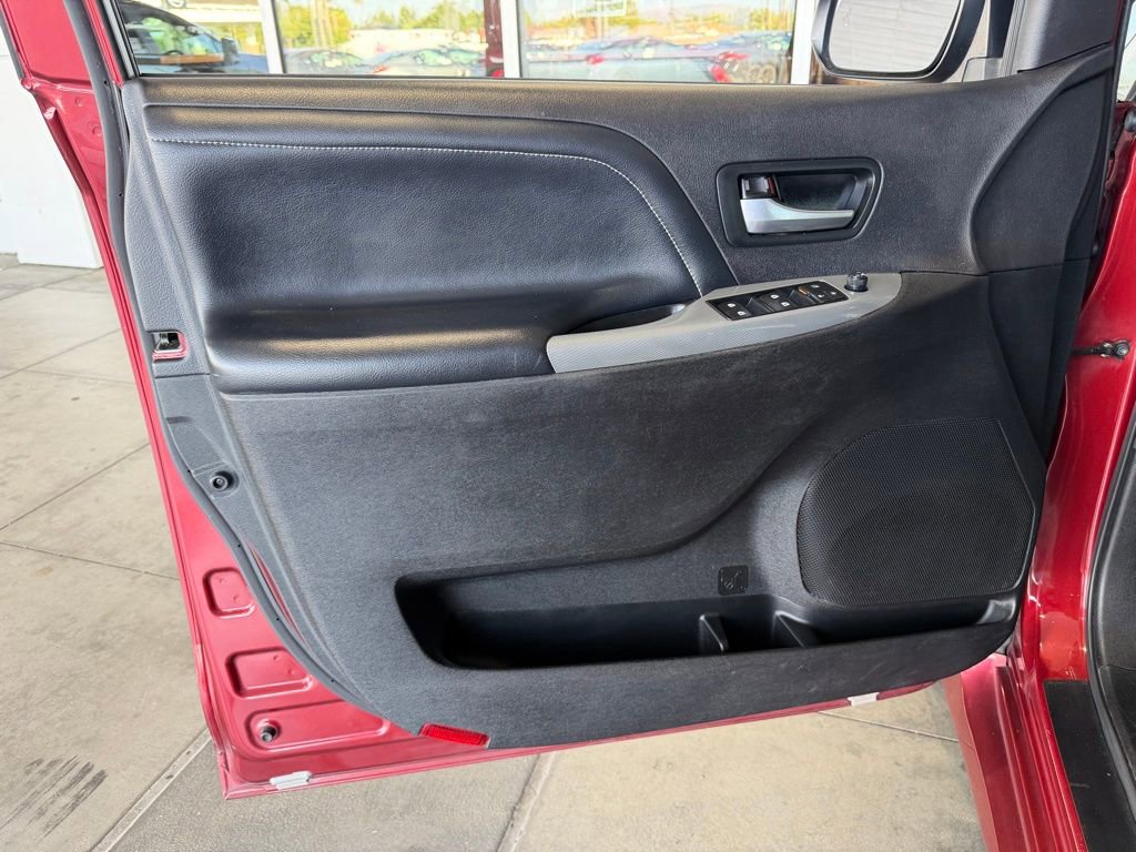 Used 2017 Toyota Sienna SE FWD image 19