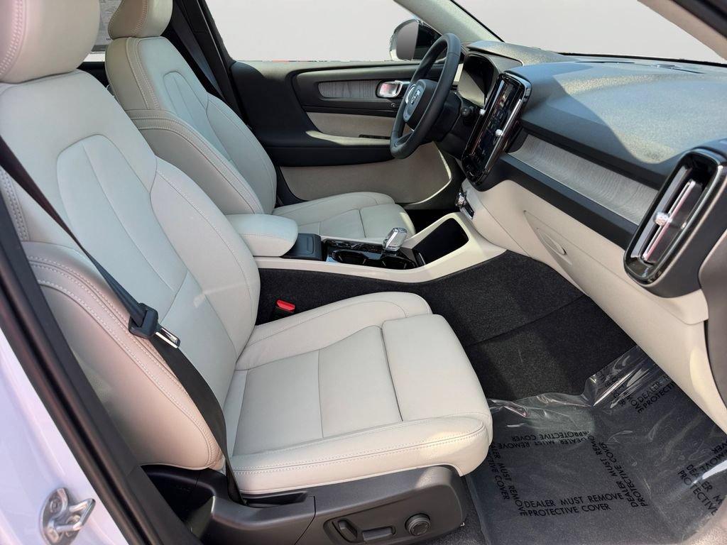 Certified 2024 Volvo XC40 B5 Plus w/ Protection Package Premier AWD/4WD image 8