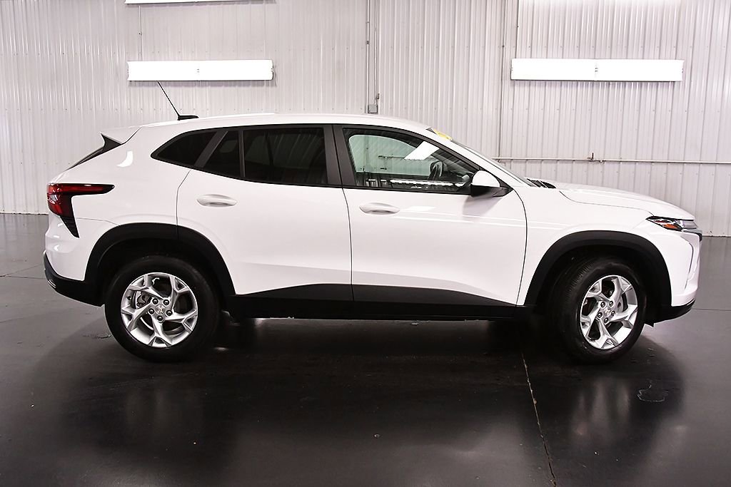 Used 2024 Chevrolet Trax LS w/ LS Convenience Package image 8