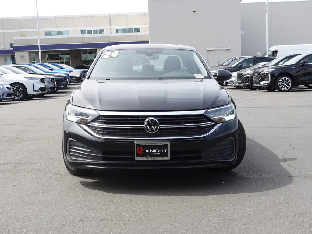 Used 2024 Volkswagen Jetta SE image 3
