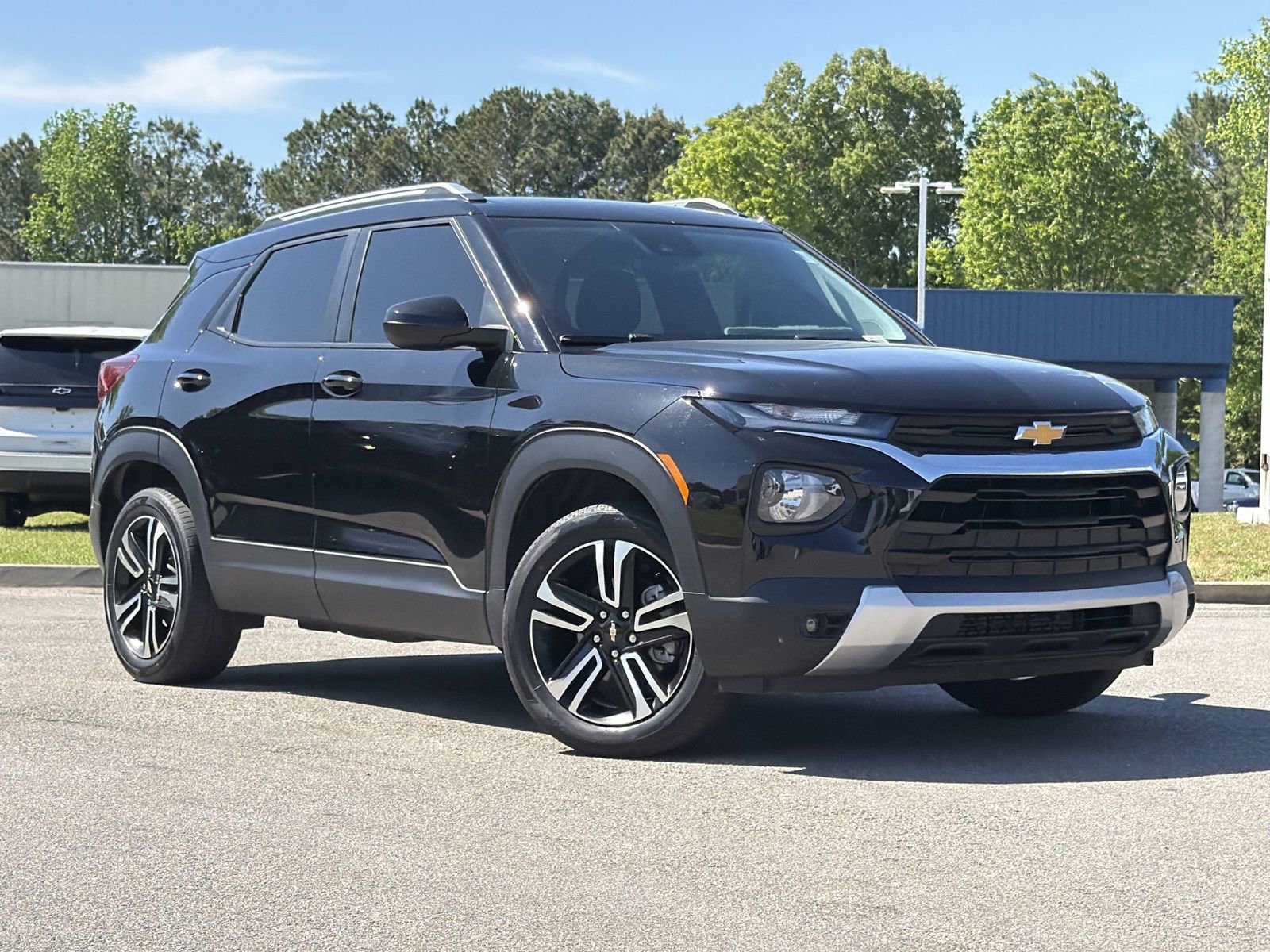 Used 2023 Chevrolet TrailBlazer LT w/ Convenience Package AWD/4WD image 2