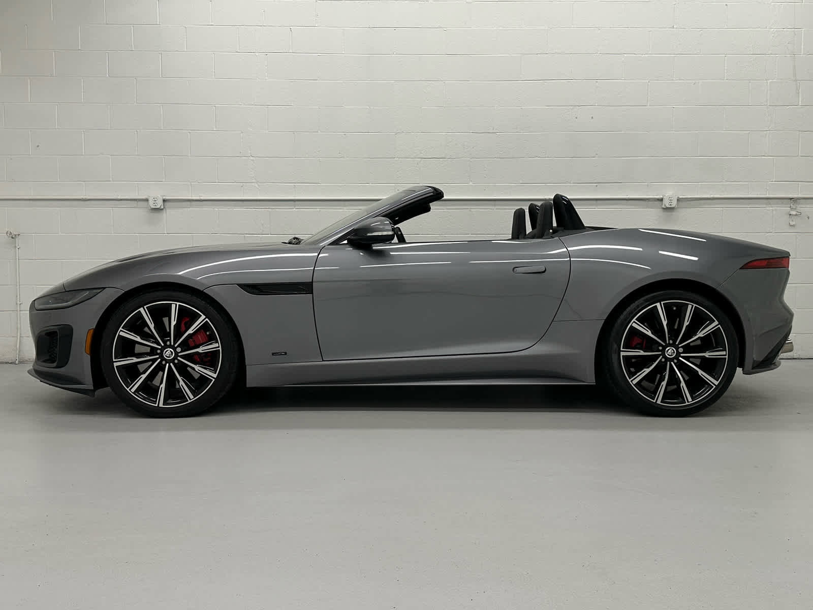 Used 2024 Jaguar F-TYPE R image 3