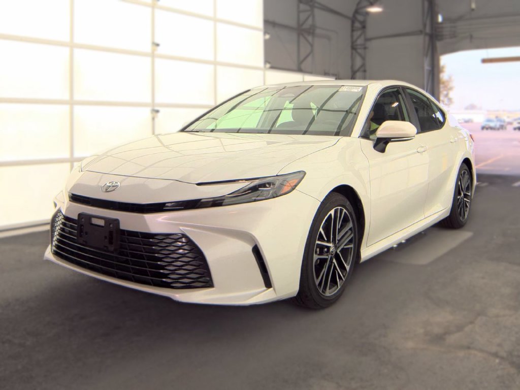Used 2025 Toyota Camry XLE FWD image 1