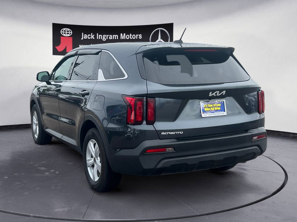 Used 2023 Kia Sorento LX image 3