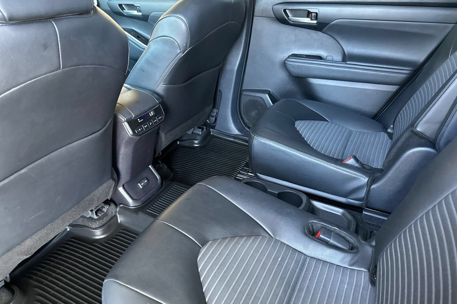 Used 2025 Toyota Highlander XSE AWD/4WD image 13