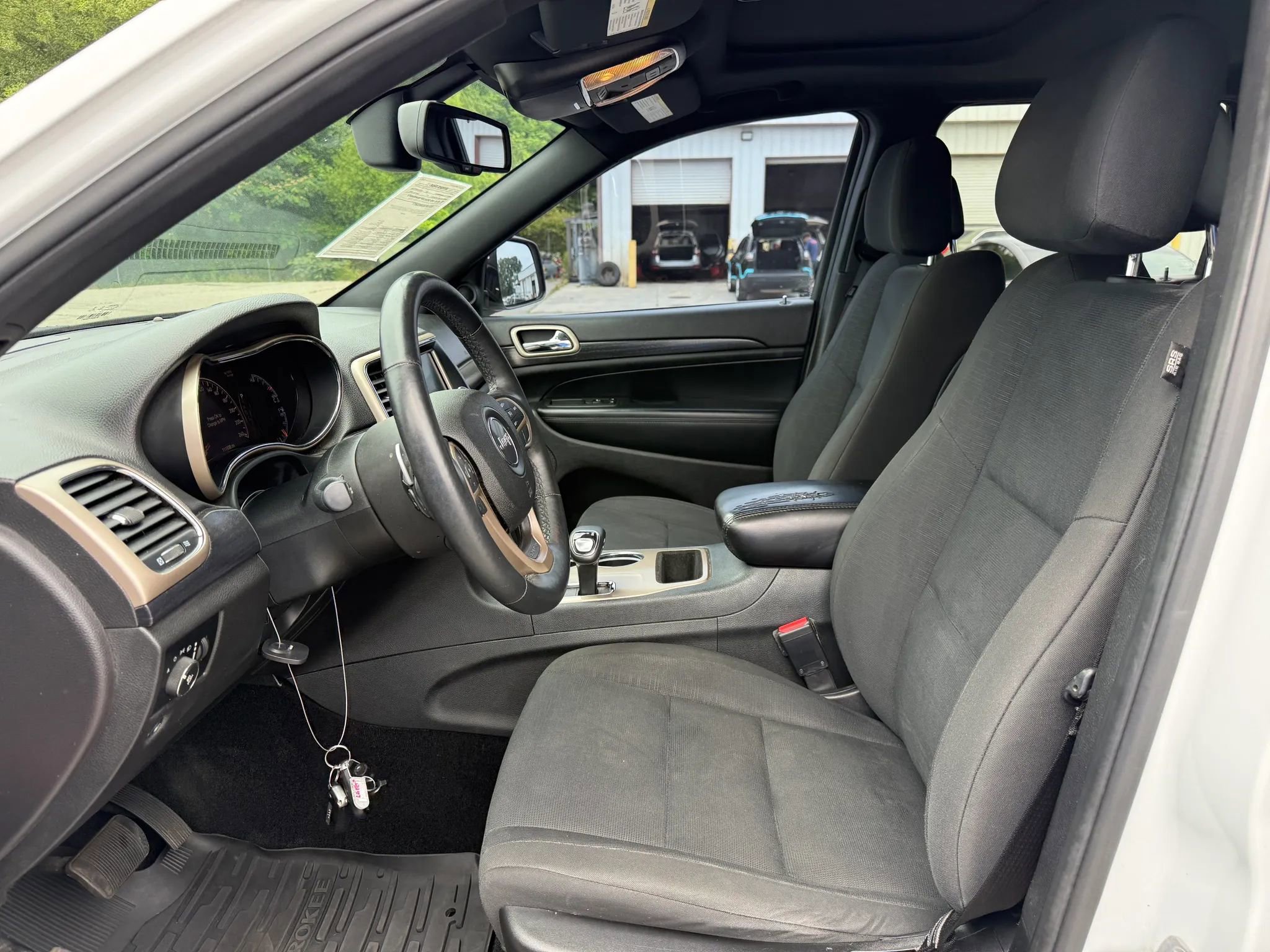 Used 2014 Jeep Grand Cherokee Laredo w/ Security & Convenience Group AWD/4WD image 2