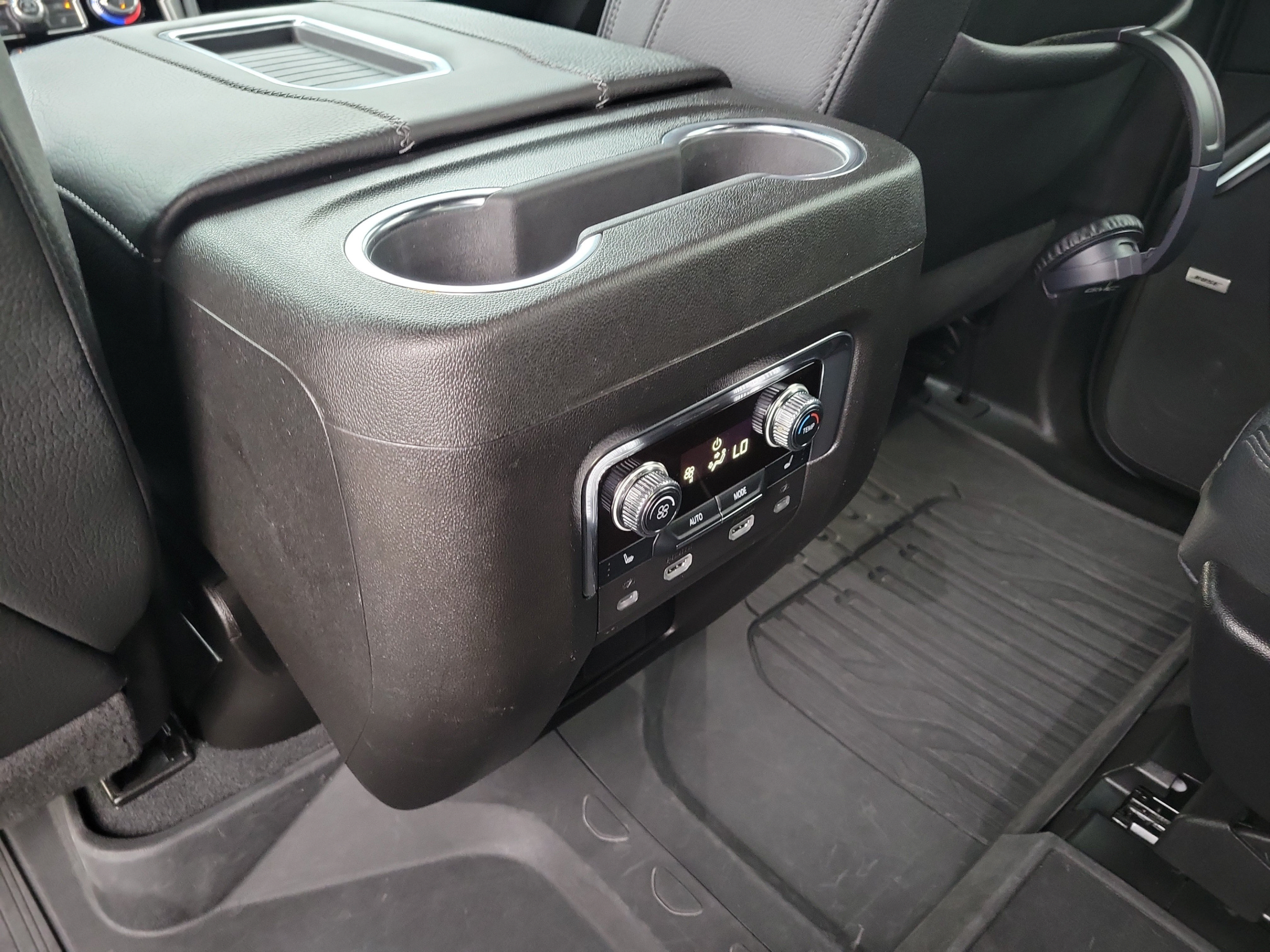 Used 2024 GMC Yukon Denali w/ Advanced Technology Package AWD/4WD image 17