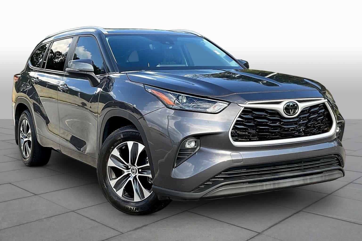 Used 2024 Toyota Highlander XLE FWD image 3