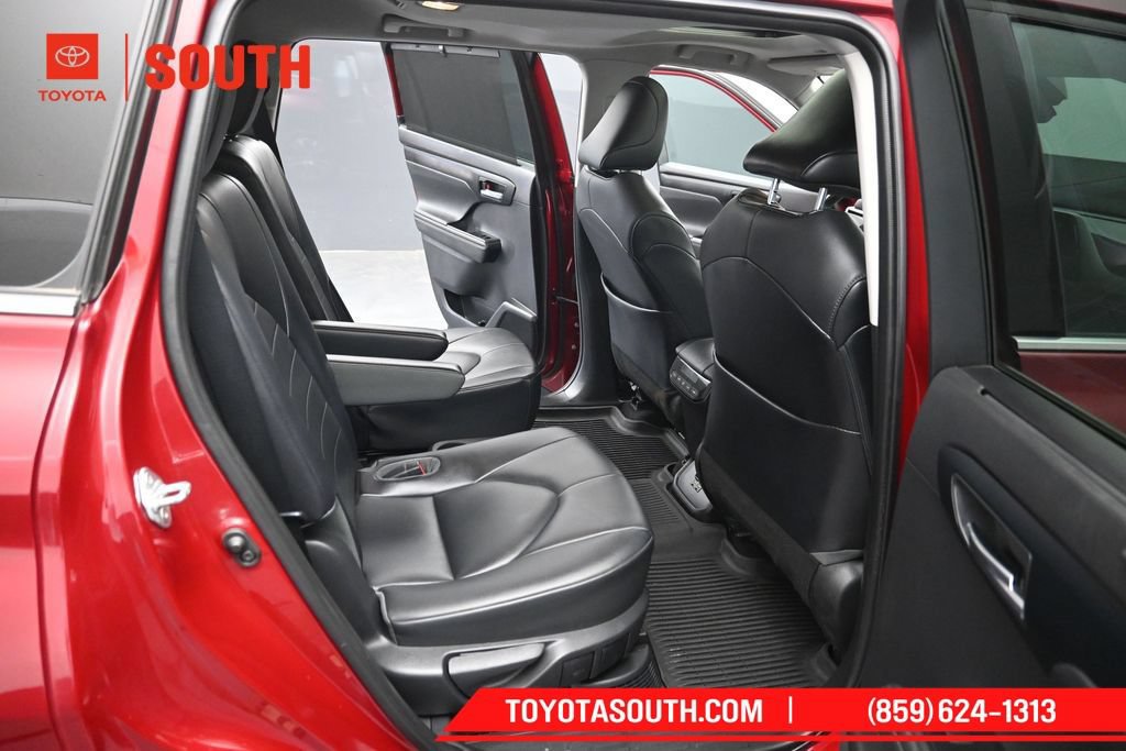 Used 2021 Toyota Highlander XLE AWD/4WD image 32