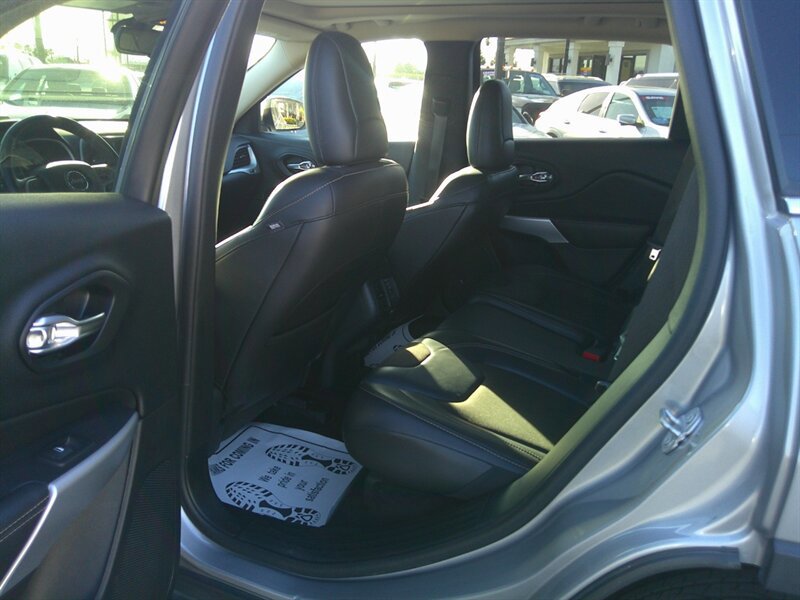 Used 2018 Jeep Cherokee Latitude Plus w/ Comfort/Convenience Group image 18
