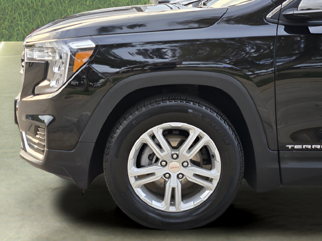 Used 2024 GMC Terrain SLE w/ Driver Convenience Package FWD image 10