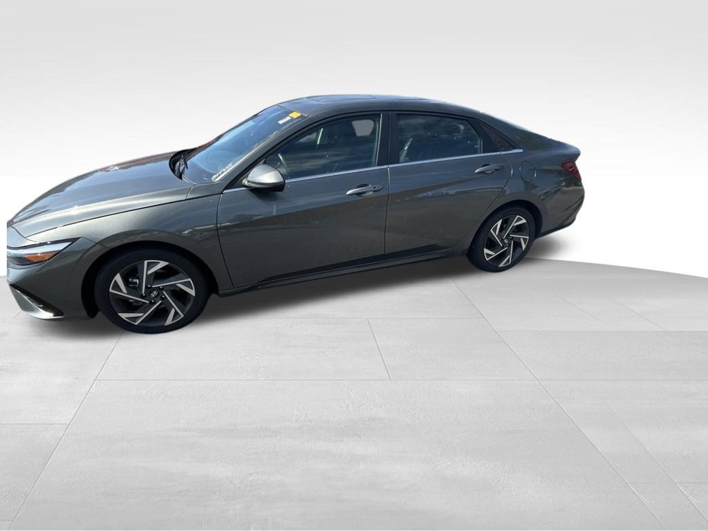 Used 2025 Hyundai Elantra SEL FWD image 30