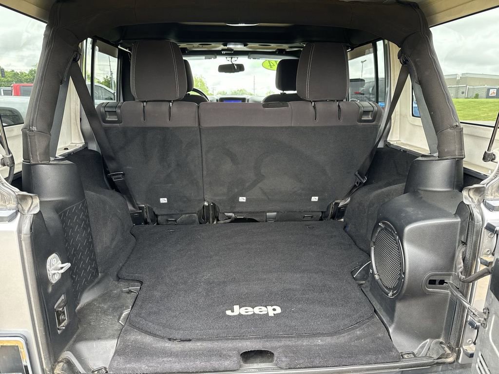 Used 2014 Jeep Wrangler Unlimited Sahara w/ Connectivity Group AWD/4WD image 17