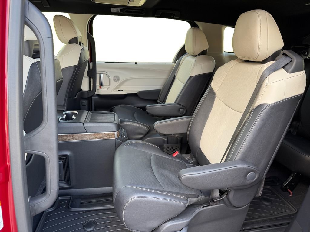 Used 2025 Toyota Sienna Platinum AWD/4WD image 19