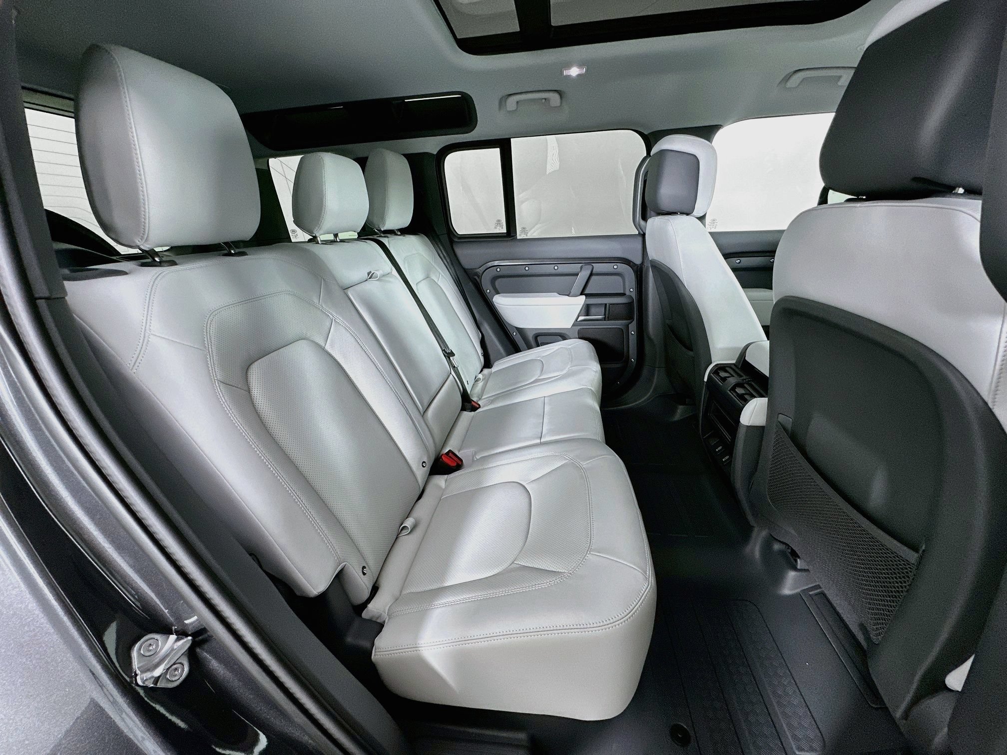 New 2026 Land Rover Defender 110 X-Dynamic SE AWD/4WD image 25