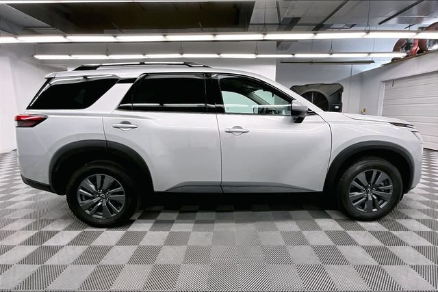 Used 2025 Nissan Pathfinder SV FWD image 14