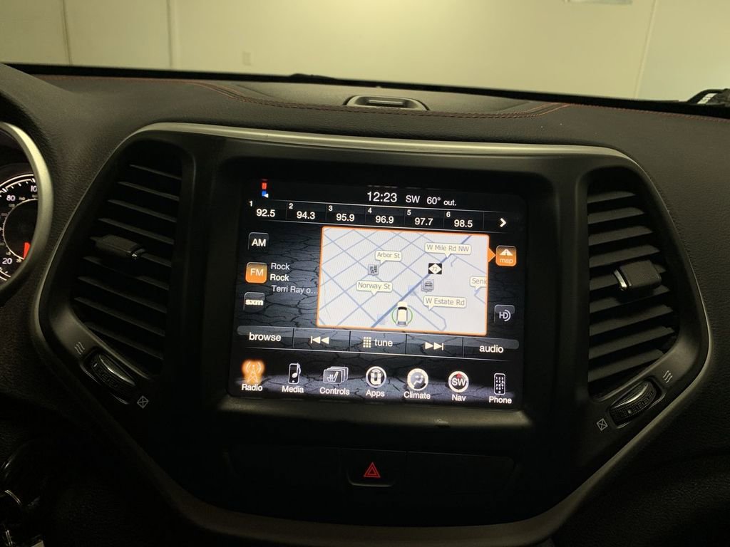 Used 2018 Jeep Cherokee Trailhawk w/ Cold Weather Group AWD/4WD image 32