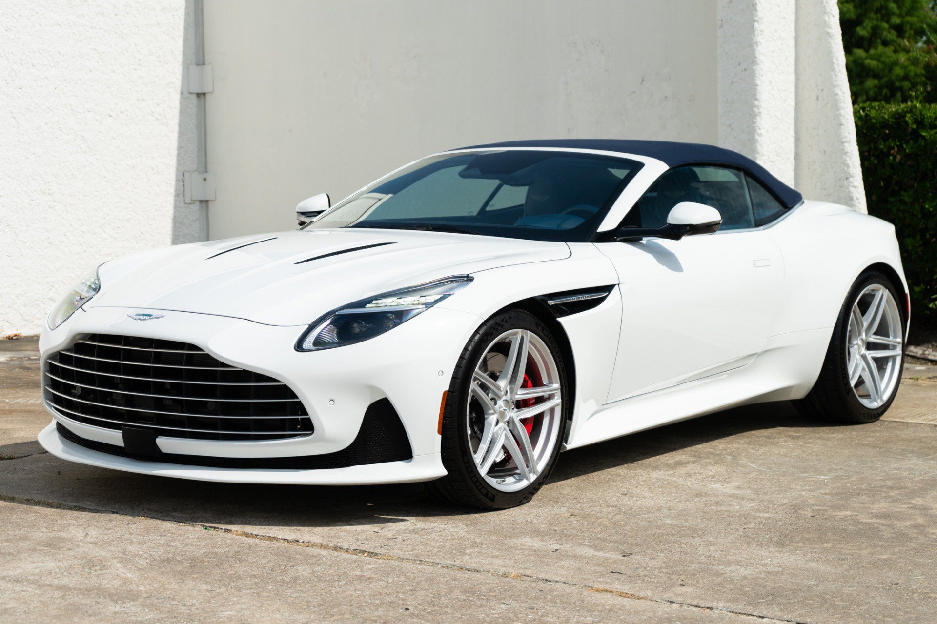 Used 2025 Aston Martin DB12 Convertible RWD image 2