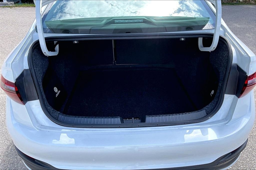 Certified 2023 Volkswagen Jetta SE w/ Panoramic Sunroof Package image 15