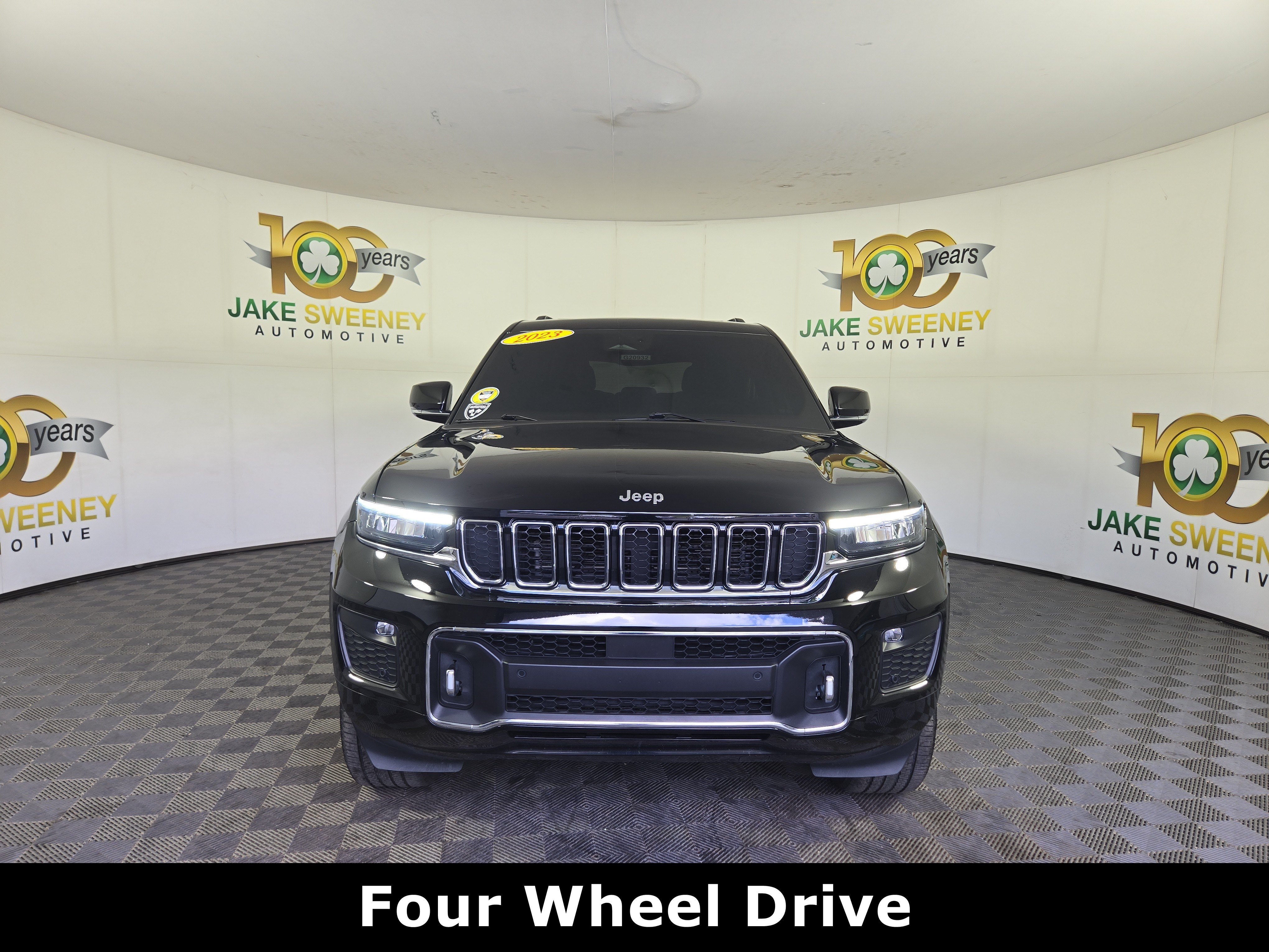 Used 2023 Jeep Grand Cherokee Overland AWD/4WD image 2
