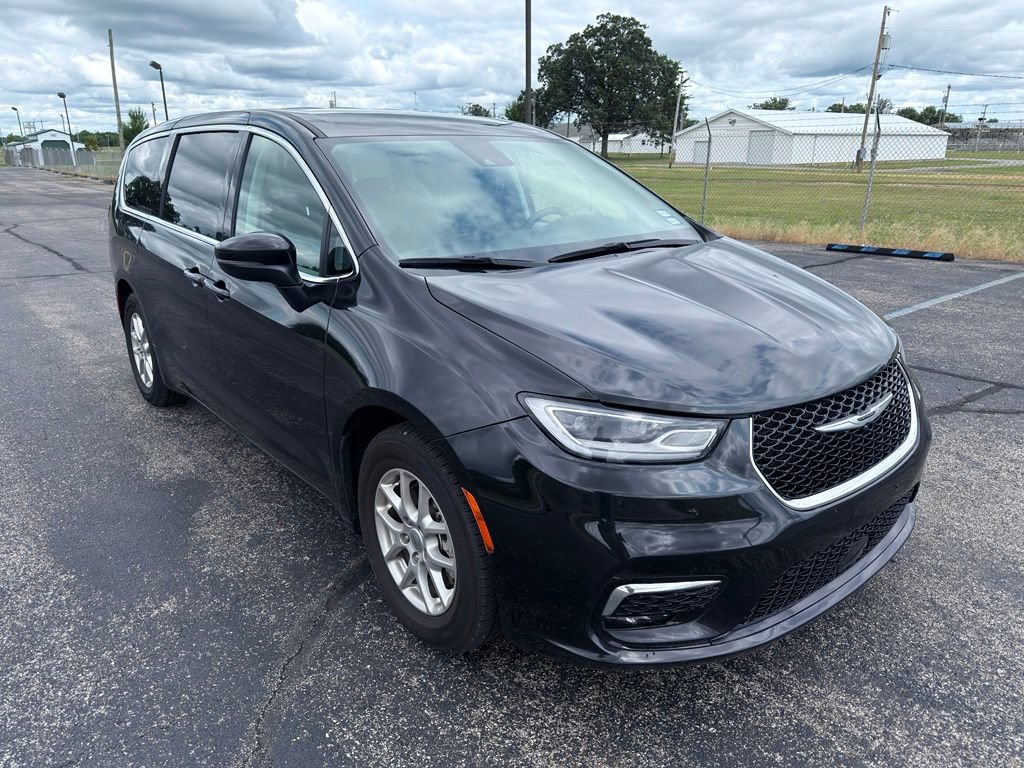 Used 2023 Chrysler Pacifica Touring-L FWD image 10