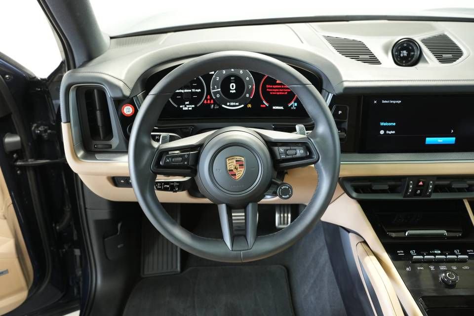 Used 2025 Porsche Cayenne S image 13