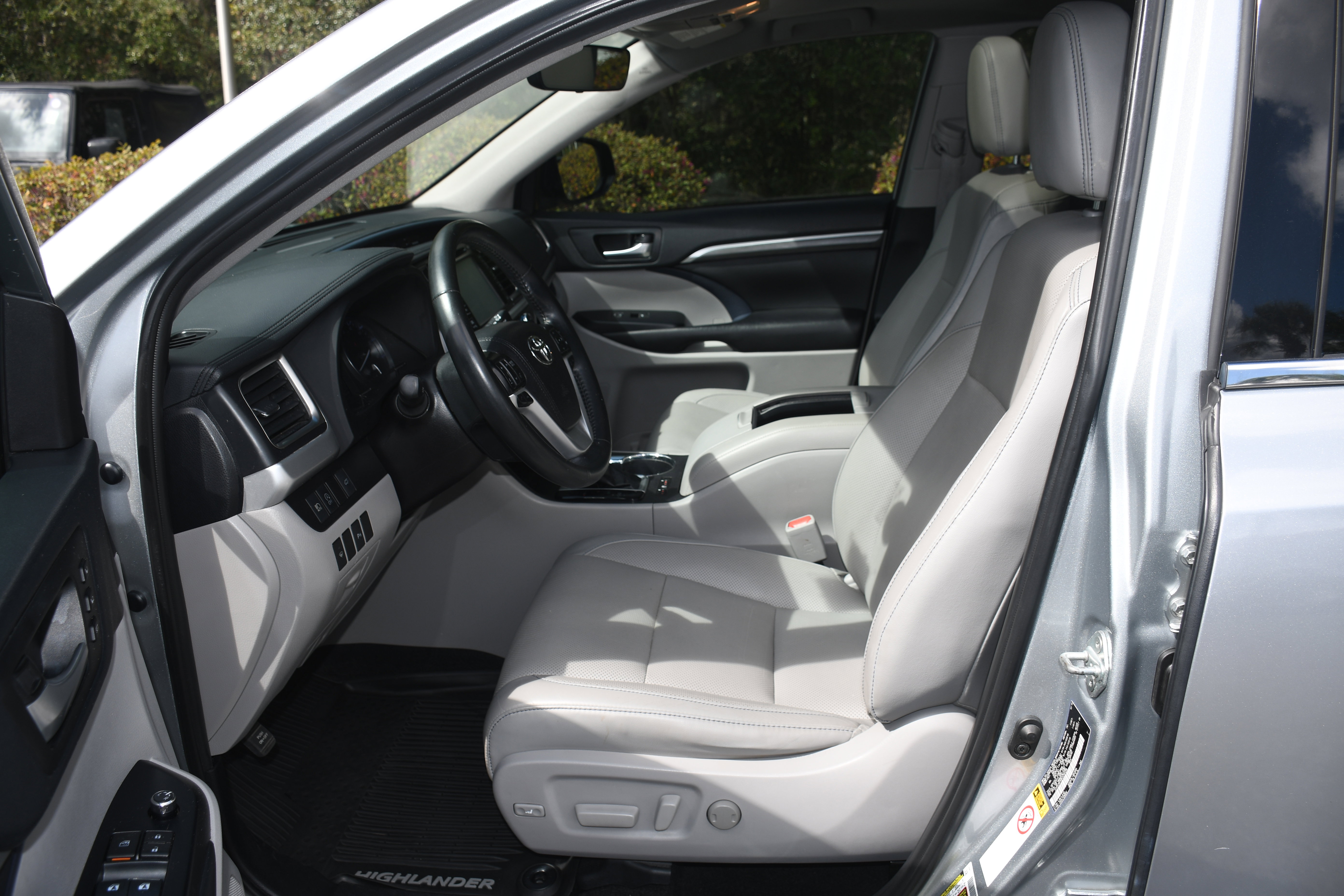 Used 2019 Toyota Highlander Limited FWD image 8