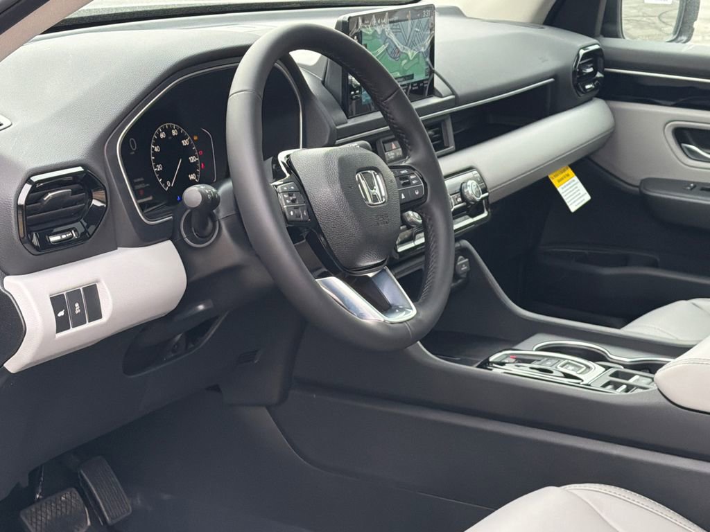 New 2025 Honda Pilot Touring image 15