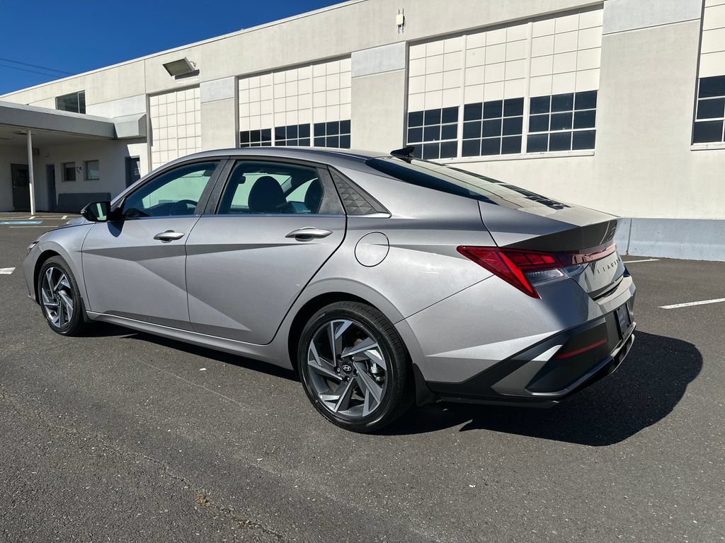 Certified 2025 Hyundai Elantra Limited FWD image 4