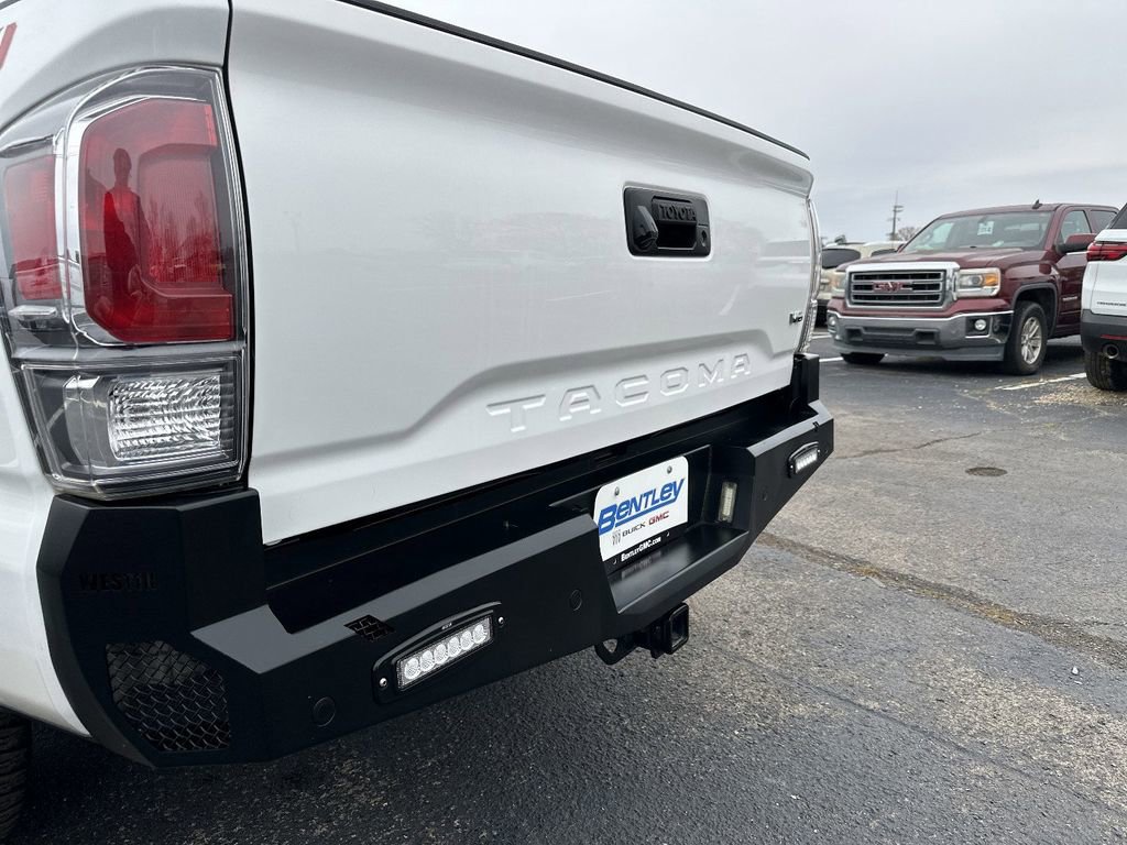 Used 2022 Toyota Tacoma TRD Sport w/ Technology Package image 12