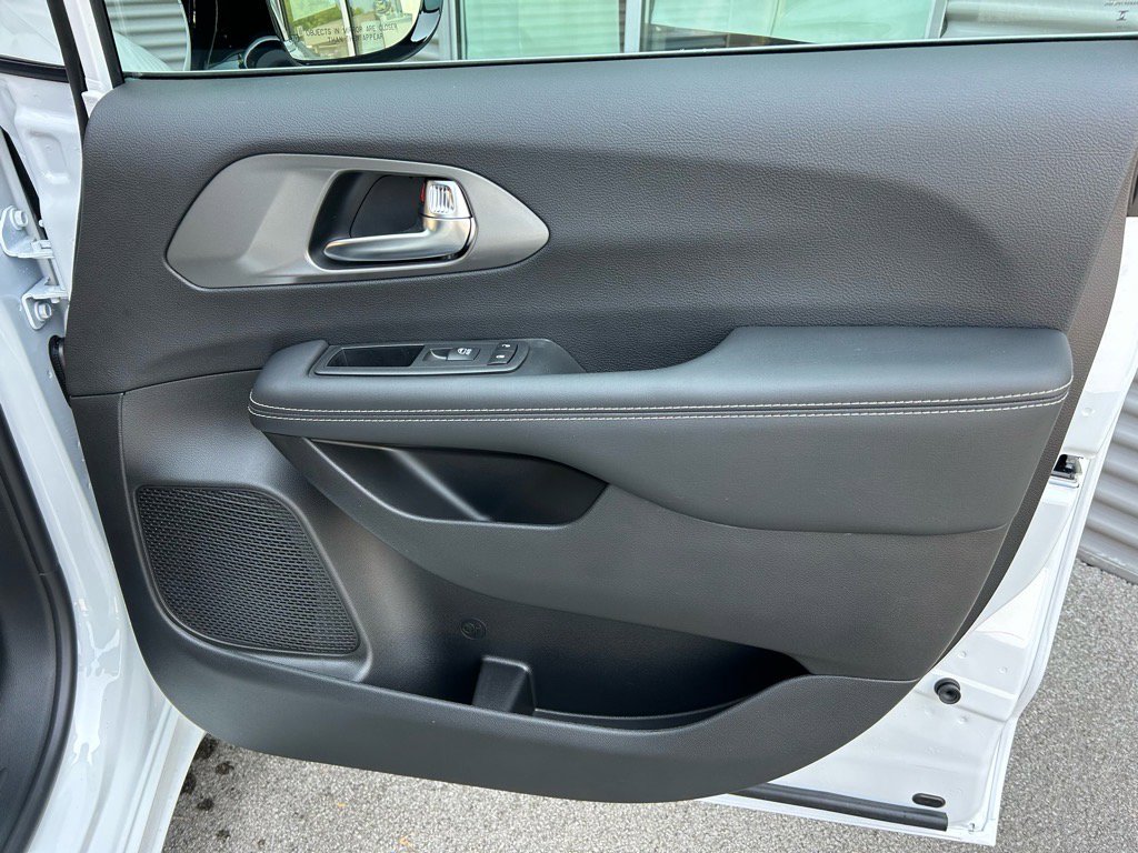 New 2025 Chrysler Voyager LX image 40