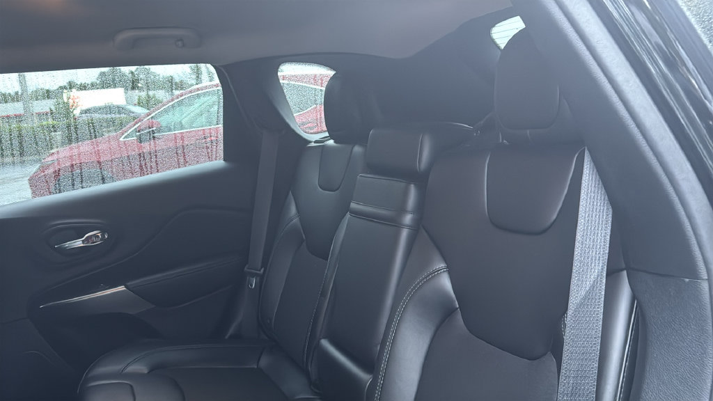 Used 2019 Jeep Cherokee Latitude Plus w/ Cold Weather Group AWD/4WD image 27
