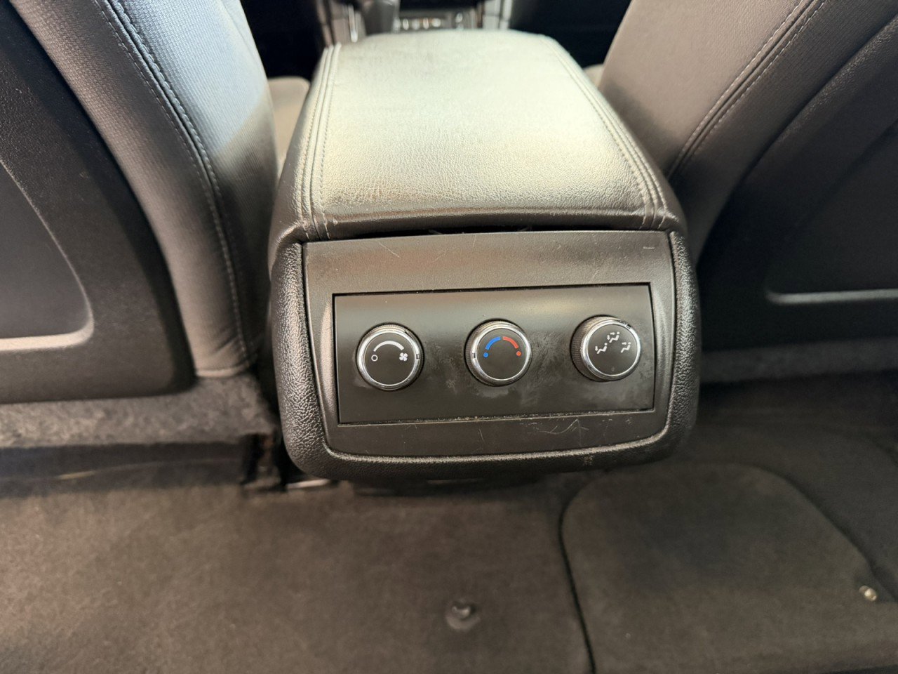 Used 2015 Chevrolet Traverse LT image 28