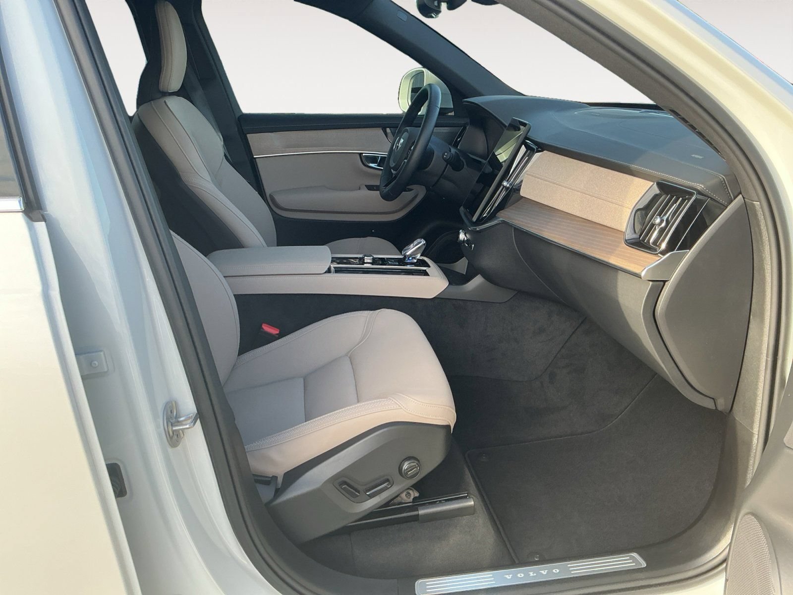 New 2026 Volvo XC90 T8 Plus AWD/4WD image 15